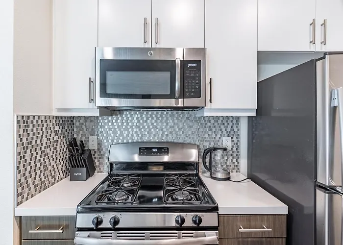 Heaven On Hollywood Furnished Apartments